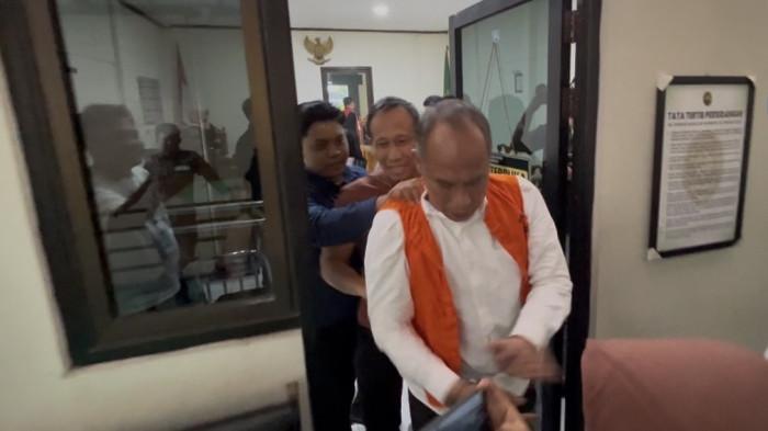 KELUAR RUANG SIDANG - Terdakwa kasus kematian dosen Untag Semarang, AKBP Basuki, mengenakan rompi tahanan saat keluar dari ruang sidang seusai pembacaan tuntutan di Pengadilan Negeri Semarang, Jumat (8/5/2026). Basuki tampak buru-buru berjalan hingga berlari meninggalkan ruang sidang dan sempat menyingkirkan tangan wartawan. 