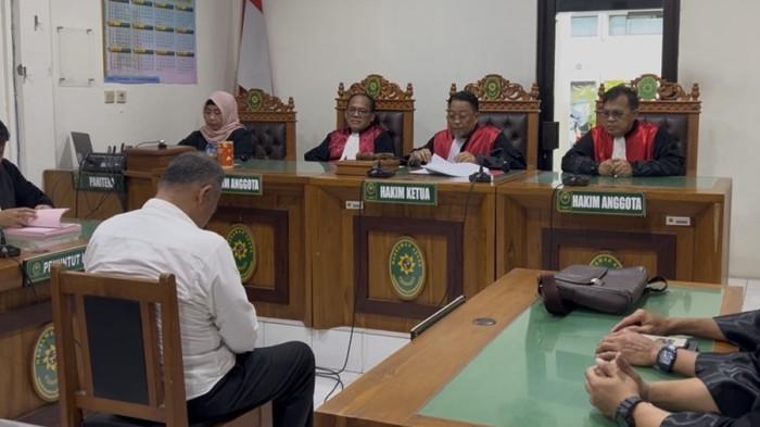 KELUAR RUANG SIDANG - Terdakwa kasus kematian dosen Untag Semarang, AKBP Basuki, mengenakan rompi tahanan saat keluar dari ruang sidang seusai pembacaan tuntutan di Pengadilan Negeri Semarang, Jumat (8/5/2026). Basuki tampak buru-buru berjalan hingga berlari meninggalkan ruang sidang dan sempat menyingkirkan tangan wartawan.