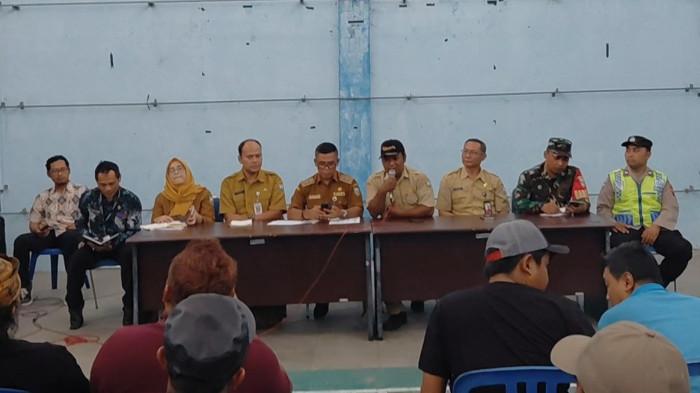 BERI KETERANGAN - Kepala Dusun (Kadus) Karangtalun, Desa Mlilir, Kecamatan Bandungan, Kabupaten Semarang, Hariyadi memberikan keterangan di hadapan warga saat audiensi di kantor Desa Mlilir, Selasa (19/6/2026). 