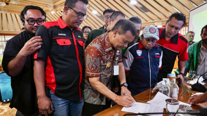 TEMUI OJOL - Gubernur Jateng Ahmad Luthfi menerima petisi tuntutan para driver ojol di Jawa Tengah di Kota Semarang, Selasa (19/5/2026). Penyerahan petisi itu sebelum para ojol menggelar aksi demonstrasi secara serentak pada Rabu (20/5/2026).
