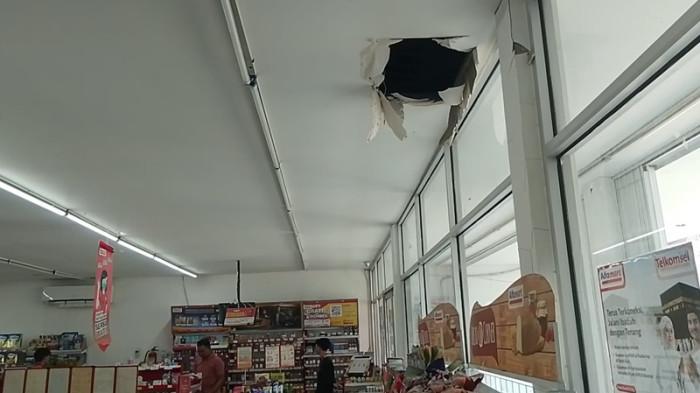 PLAFON JEBOL - Kondisi atap atau plafon minimarket yang jebol seusai disatroni maling pada Rabu (27/5/2026). Pelaku menggasak ratusan rokok di minimarket Jalan Gajah Mada Brebes.