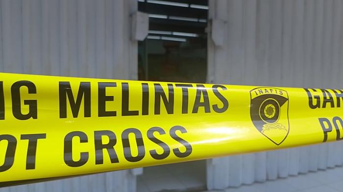 POLICE LINE - Garis polisi atau police line terpasang di area depan minimarket Desa Banjaranyar, Kecamatan Brebes, Kabupaten Brebes, yang dibobol maling, Rabu (27/5/2026). Polisi saat ini masih mendalami kasus pencurian tersebut.