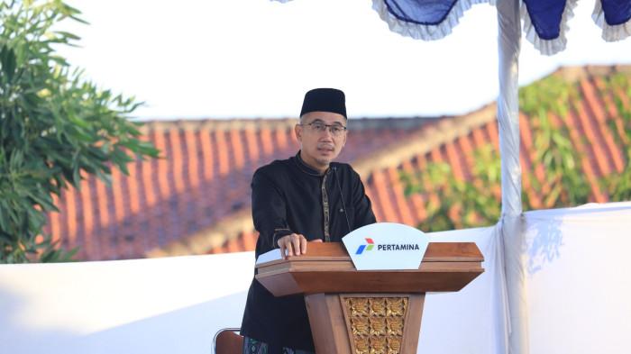 PASOKAN ENERGI - General Manager (GM) Pertamina Patra Niaga RU IV Cilacap, Wahyu Sulistyo Wibowo memberikan sambutan dalam pelaksanaan Salat Iduladha 1447 Hijriah di kompleks Perumahan Pertamina Gunung Simping, Cilacap, Rabu (27/5/2026). Ia mengajak seluruh Perwira Pertamina untuk membawa semangat berkurban dalam menjaga amanat besar mengelola energi nasional.