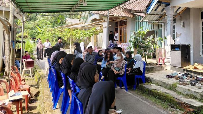 RUMAH DUKA - Suasana rumah duka keluarga Muhamad Ali Munawar (52), di Dusun Bendosari RT 04 RW 08, Desa Kebumen, Kecamatan Banyubiru, Kabupaten Semarang, Kamis (28/5/2026). Satu keluarga tersebut meninggal saat camping di Posong Temanggung.