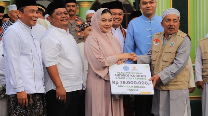 20260528_Bupati Brebes Paramitha Widya Kusuma saat melaksanakan Salat Iduladha_2