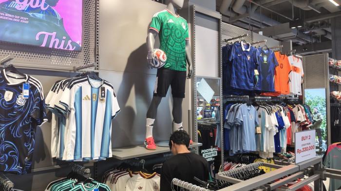 Jersey Away Jepang - Salah satu Jersey away Tim Nasional Jepang terpampang di salah satu outlet olahraga di DP Mall Semarang Sport Direct, Kamis (28/5/2026). Jersey Timnas away Jepang tersebut menjadi salah satu favorit paling dicari pecinta sepakbola jelang gelaran Piala Dunia 2026.