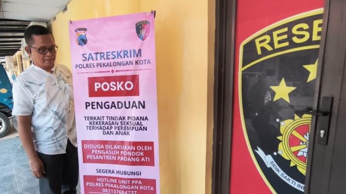 BUKA HOTLINE - Kasat Reskrim Polres Pekalongan Kota AKP Setiyanto saat menata spanduk pokso pengaduan, kasus pelecehan seksual di Pondok Pesantren Padepokan Padang Ati di kantor Satreskrim Polres Pekalongan Kota, Jumat (29/5/2026).