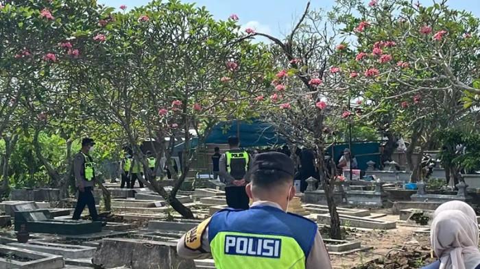 EKSHUMASI - Polisi melakukan ekshumasi makam wanita lansia di Desa Sindon, Kecamatan Ngemplak, Kabupaten Boyolali, Sabtu (30/5/2026). Wanita berinisial A (57) yang telah dimakamkan pada Selasa (19/5/2026) itu diduga meninggal karena keracunan setelah memakan sate ayam yang dikirim oleh anak menantunya.