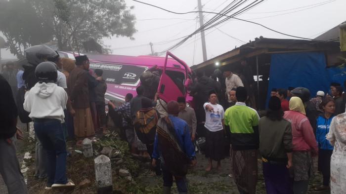 KECELAKAAN - Kondisi kendaraan Isuzu Elf yang mengalami kecelakaan di jalur Wonosobo-Dieng, tepatnya di wilayah Rowojali, Tieng, Kejajar, Sabtu (30/5/2026). Diduga rem tidak berfungsi sehingga kendaraan terperosok dan menabrak sebuah mobil pikap. Ist. Humas Polres Wonosobo