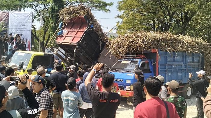 DEMO PETANI TEBU - Suasana demonstrasi tumpah tebu di depan Pabrik Gula GMM Todanan, Blora, Senin (1/6/2026).