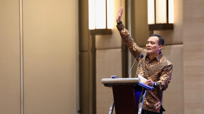 Gubernur Jateng, Ahmad Luthfi menekankan, jalan rusak menjadi persoalan prioritas yang mesti segera di selesaikan. Ia tak ingin masyarakat sebagai pengguna jalan terus-terusan mengeluh soal jalan berlubang.