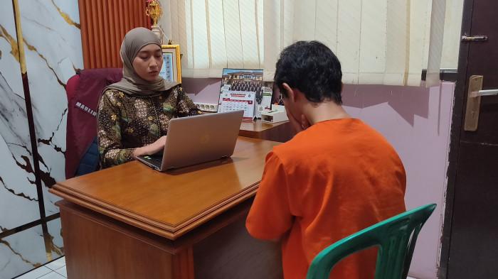 BANDAR BERGETAR - Kanit PPA Satreskrim Polres Batang, Ipda Maulidya Nur Maharanti, saat memintai keterangan dari tersangka pemeran laki laki di kantor polisi, Jumat (5/6/2026). Kasus penyebaran video intim yang menyeret seorang pria di Kabupaten Batang kini memasuki babak baru. 