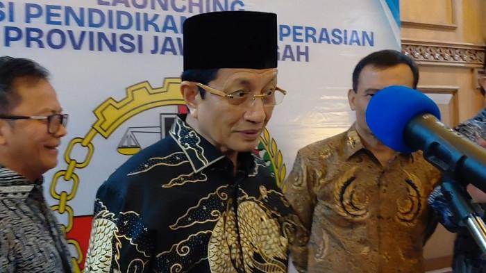 ENGGAN MERESPON - Menteri Agama (Menag) Nasaruddin Umar enggan menanggapi kasus kekerasan seksual di pondok pesantren (ponpes) yang marak terjadi di Jawa Tengah saat dikonfirmasi di Gedung Gradhika Bhakti Praja, Kota Semarang, Jumat (5/6/2026). 