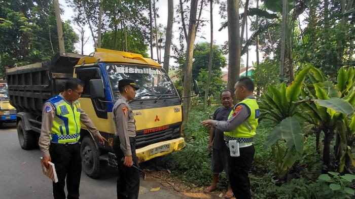 OLAH TKP - Anggota Gakkum Satlantas Polres Pekalongan saat melakukan olah TKP Kecelakaan lalu lintas melibatkan motor dan truk dump terjadi di Jalan Raya Desa Menjangan, Kecamatan Bojong, Kabupaten Pekalongan, Sabtu (6/6/2026). Dar kejadian ini, dua pelajar mengalami luka berat.