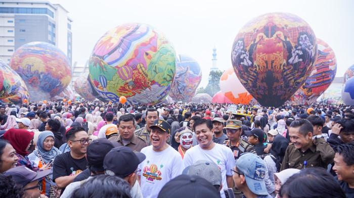 BALON UDARA - Universitas Muhammadiyah Purwokerto (UMP) kembali menghadirkan agenda spektakuler dalam rangka memperingati Milad ke-61 UMP. Tahun ini, UMP akan menggelar Festival Balon Udara #4 dengan mengusung tema 'Balon Wonosobo Mengudara di Purwokerto', yang akan berlangsung pada Minggu 28 Juni 2026 di Lapangan Mas Mansoeur Kampus I UMP.