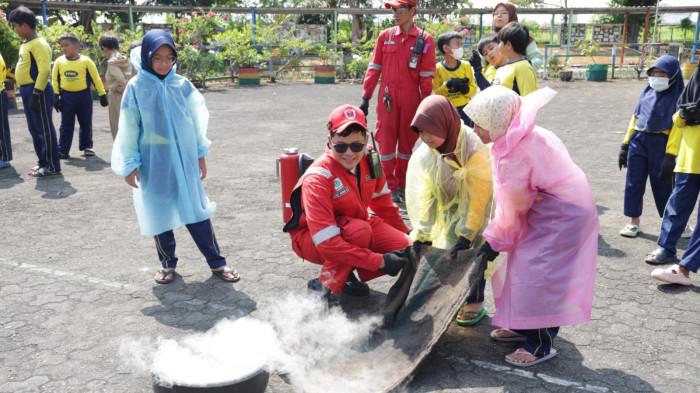 PENANGANAN API - Dalam rangkaian peringatan International Firefighters' Day (IFFD) 2026, Pertamina Patra Niaga Regional RU IV Cilacap melalui tim Pertamina Fire Brigade menggelar Pembelajaran Penanganan Api Sejak Dini bagi 180 siswa-siswi SD Patra Mandiri Cilacap, Jumat (5/6/2026), di kompleks sekolah.