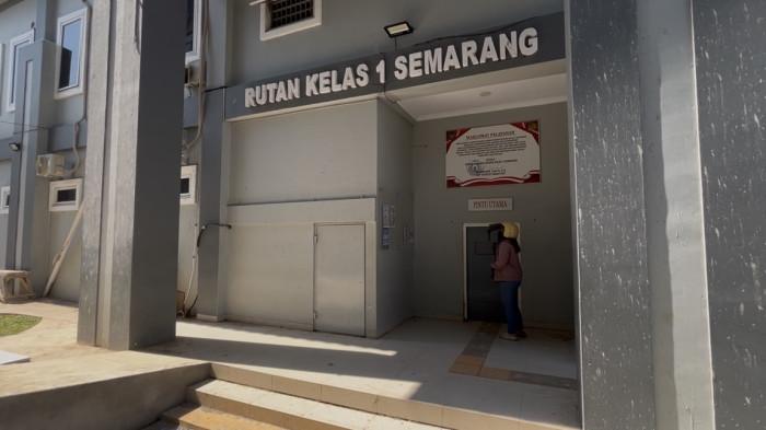 SUASANA RUTAN - Suasana di depan Rumah Tahanan (Rutan) Kelas I Semarang di Jalan Dr. Cipto, Semarang Timur, Kota Semarang, Selasa (9/6/2026). Di tempat tersebut, Bupati Pati nonaktif Sudewo ditahan sebagai tahanan titipan KPK menjelang sidang dugaan korupsi di Pengadilan Tipikor Semarang.