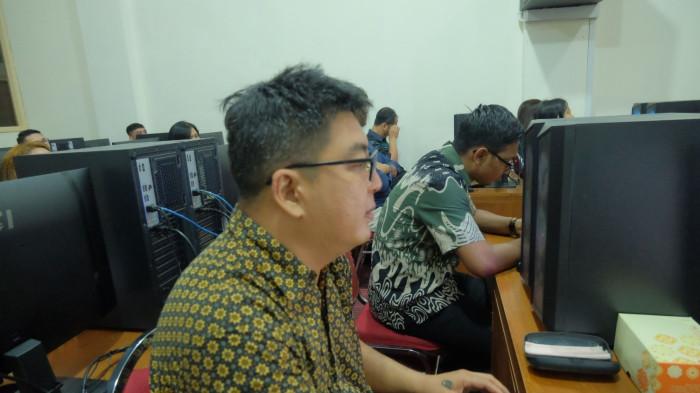 Peserta saat mengerjakan Sertifikasi MOS Excel 2019, Selasa (09062026).