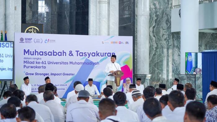 KAMPUS BERDAMPAK - Rektor UMP, Prof. Dr. Jebul Suroso menyampaikan sambutan di hadapan sivitas akademika pada acara Muhasabah & Tasyakuran Milad ke 61 Universitas Muhammadiyah Purwokerto, Senin (6/4/2026) di Masjid At Tajdiid Kampus II UMP. UMP memperingati milad ke-61 dengan tema 'Grow Stronger, Impact Greater' menegaskan komitmen 'Semakin Kuat, Semakin Berdampak' sebagai arah pengembangan institusi ke depan.