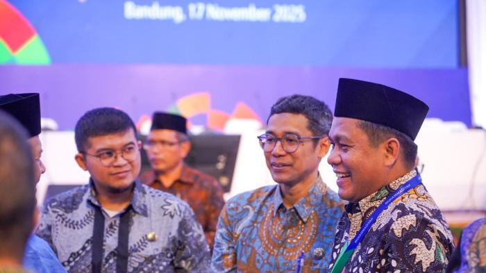 21112025 rektor ump purwokerto saat menghadiri acara peluncuran program terintegrasi