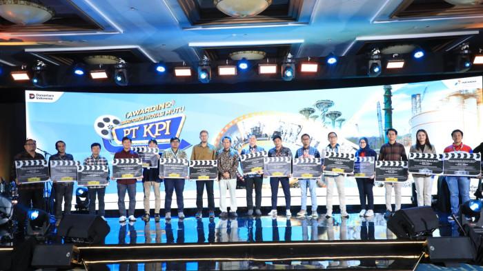 RAIH PENGHARGAAN - Perwira Kilang Cilacap menyabet 3 Platinum dan 6 Gold pada ajang Grand Forum Inovasi Mutu (GFIM) PT KPI 2025 di Semarang dengan Tema One Legacy Of Innovation: Advancing The Refinery's Strength and Resilience Together, Minggu – Rabu (7 – 10/12/2025). Ini membuktikan Kilang Pertamina Cilacap kembali menunjukkan bahwa inovasi adalah napas kemajuan.