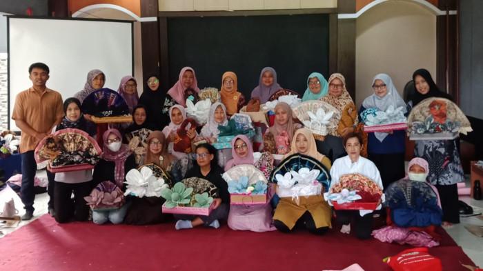 PELATIHAN MAHAR - Rumah Bertumbuh Indonesia Universitas Muhammadiyah Purwokerto (RBI UMP) berkolaborasi dengan Sanggar Kegiatan Belajar (SKB) Purwokerto menggelar pelatihan pembuatan hantaran dan mahar bagi warga janda serta warga miskin kota. Program pemberdayaan ini dilaksanakan di aula RBI UMP yang berlokasi di Kampung Rahayu, Purwokerto Selatan, Kabupaten Banyumas.