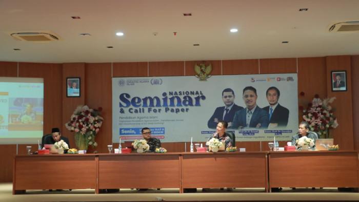 SEMINAR NASIONAL - Fakultas Agama Islam (FAI) Universitas Muhammadiyah Purwokerto menggelar Seminar Nasional dan Call for Paper bertema 'Digitalisasi Pendidikan Agama Islam: Transformasi Inovasi dan Edupreneurship di Era Deep Learning'. Kegiatan ini diselenggarakan secara luring dan daring dengan diikuti sekitar 200 peserta dari berbagai kalangan.