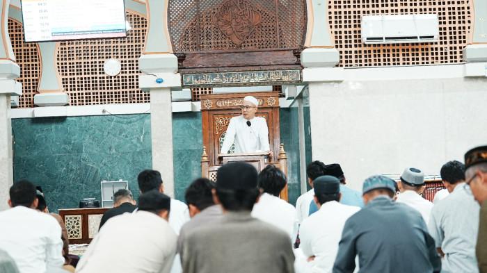 26022026 GM Kilang Cilacap memberikan sambutan saat salat tarawih Ramadan