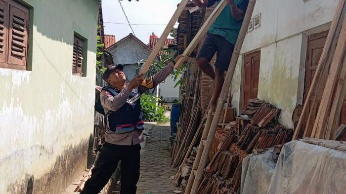 Bhabinkamtibmas Kedungwuni Bantu Rehab Rumah Warga Kurang Mampu
