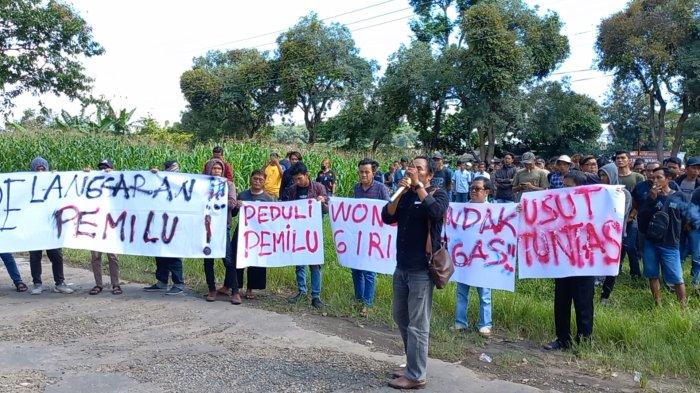 Ratusan Orang Berdemo di Kantor Bawaslu Wonogiri, Desak Usut Tuntas Kasus Temuan Uang Ratusan Juta