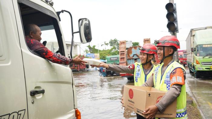 Brimob Polda Jateng Dirikan Posko Darurat di Genuk, Siapkan Ribuan Porsi Makanan Setiap Hari