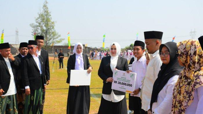 Peringati Hari Sumpah Pemuda dan Hari Santri, Bupati Pekalongan Fadia Serahkan Bantaun Modal Usaha