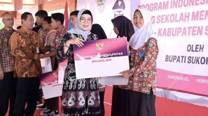 Bupati Sukoharjo Serahkan KIP ke Siswa SMP Secara Simbolis, Upaya Cegah Putus Sekolah