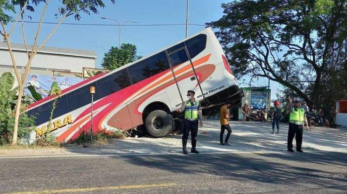 Kronologi Bus Mira Terjun ke Sungai Usai Tabrak Sepeda Motor Yang Hendak Menyeberang