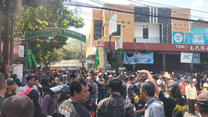 TOLAK EKSEKUSI - Ratusan massa memadati jalan berupaya menolak eksekusi lahan oleh Pengadilan Negeri Semarang di Banaran, Sekaran, Gunungpati, Selasa (09/09/2025).