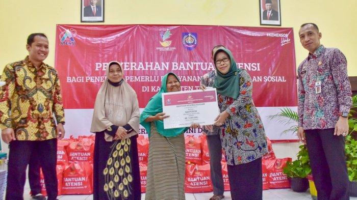 Bupati Tegal Umi Azizah Salurkan Bantuan Modal Usaha ke Lansia dan Penyandang Disabilitas