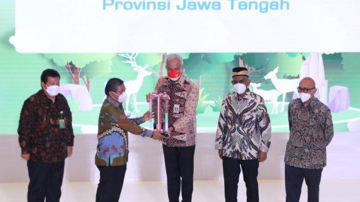 Ganjar Pranowo Terima Penghargaan Green Leadership Nirwasita Tantra
