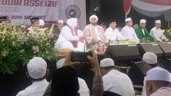 Ribuan Orang Larut dalam Sholawat Bersama Habib Syech di Gunung Kemukus Sragen