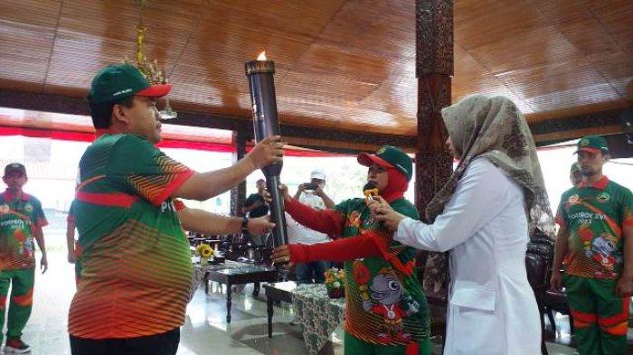 Meriahnya Kirab Api Porprov Jateng 2023 di Blora, Obor Diterima Diperbatasan Blora-Grobogan