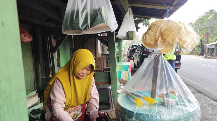 Ibu Solipah Saat Menuangkan Adonan Serabi Ngampin di Ambarawa