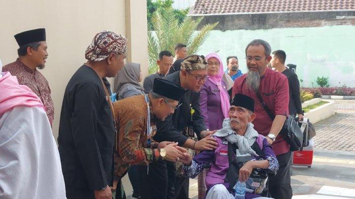 Haji Karanganyar 2024 : Rombongan Jamaah Haji Tiba, Pj Bupati Karanganyar: Satu Wafat
