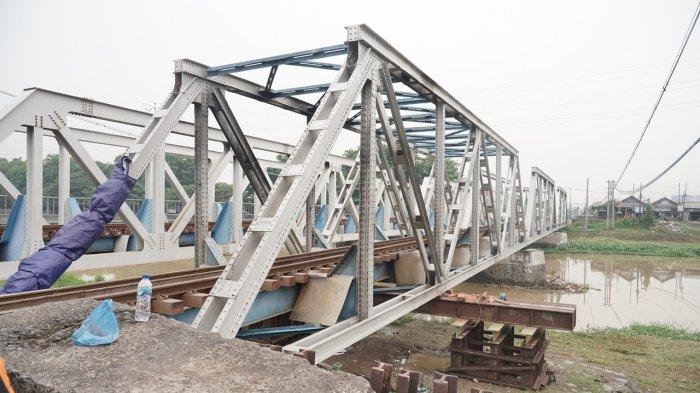 Jembatan Lokasi Truk Tronton Tertamper Kereta Api di Jalan Madukoro Diperbaiki
