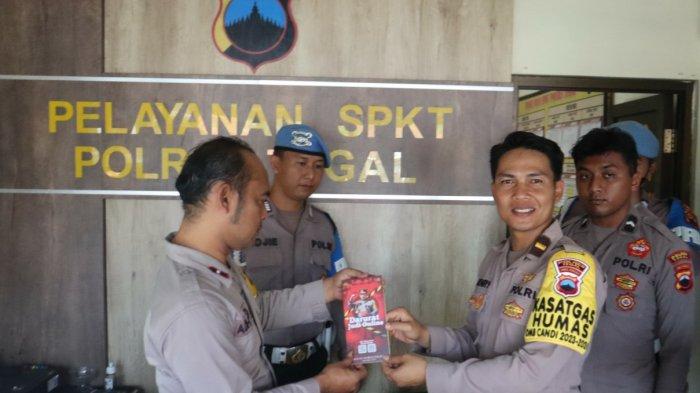 Antisipasi Judi Online, Polres Tegal Bagikan Brosur dan Sidak HP Anggota