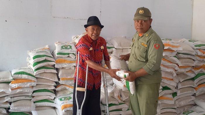Bersyukurnya Kaswadi Dapat Bantuan Beras 10 Kilogram, Aman Buat 20 Hari ke Depan