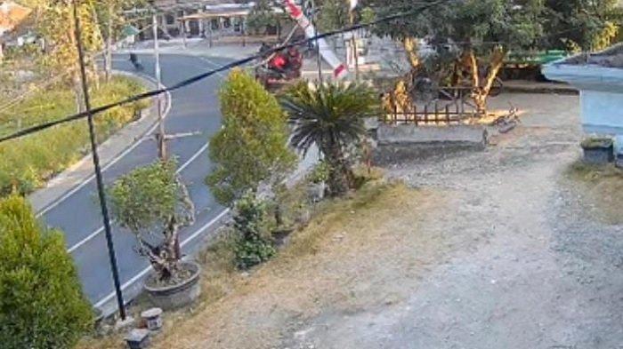 Rekaman Detik-detik Kecelakaan Truk Pikap Peserta Drumband Terguling di Tikungan Pamekasan