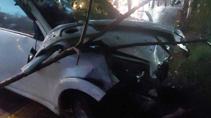 Kakek Pengendara Minibus Tabrak 8 Kendaraan, Nyaris Diamuk Warga dengan Senjata Tajam