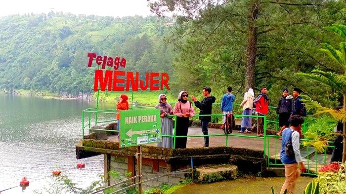 Keindahan wisata Telaga Menjer Wonosobo, pengunjung dapat berswafoto dan menjajal perahu mengelilingi telaga. 