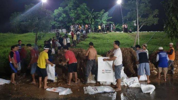 Bersama Warga, Ketua DPRD Kudus Lembur Tinggikan Tanggul Kanan Sungai Wulan Kecamatan Undaan