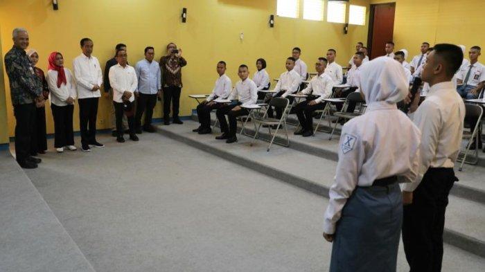 Bangganya Adelia dan Hilmi, Ceritakan Masa Depan Cerah Berkat SMKN Jateng di Hadapan Jokowi