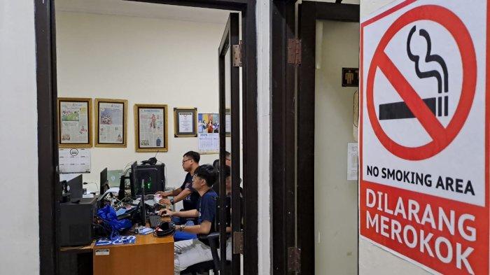 “Maaf, Silakan Matikan Rokok Anda” Kisah di Balik Kampus yang Berani ...